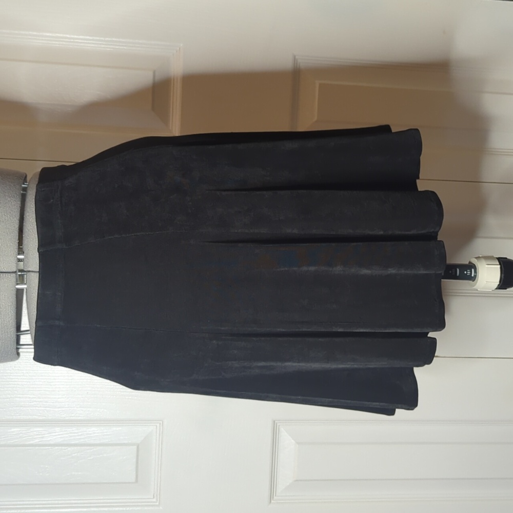 Medium swirly black skirt